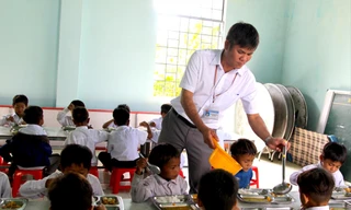 Các thầy chăm lo từng bữa ăn cho học trò 