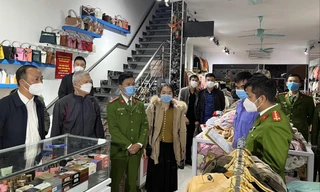 Công an Thanh Hóa đọc lệnh khám xét tiệm quần áo Mai Hường đêm 3/12