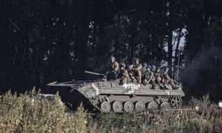 Lính Ukraine tuần tra sau khi quân đội Ukraine kiểm soát một số ngôi làng ở Kharkiv ngày 9/9. Ảnh: Anadolu 