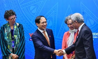 Bộ trưởng Ngoại giao Bùi Thanh Sơn bắt tay Điều phối viên LHQ tại Việt Nam Kamal Malhotra trong phiên thảo luận mở ngày 8/4. Ảnh: Nguyên Hồng