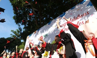 Lễ tốt nghiệp của học viên sau ĐH trường ĐH Việt-Nhật (Ảnh chụp trước ngày 27/4) 