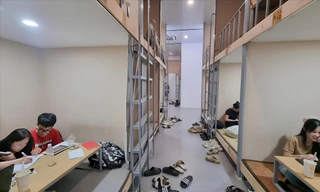 Các quán cà phê 24h trở thành ngôi nhà thứ hai của các bạn trẻ. Ảnh: Thanh Hiền