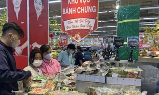 TPHCM: Hàng Tết giảm giá đến khó tin 