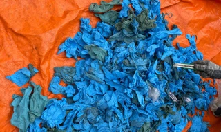 Lô hàng găng tay nhàu nát bị nghi là găng tay y tế 