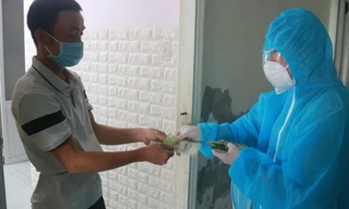 Người dân phường Nại Hiên Đông nhận tiền hỗ trợ từ TP 