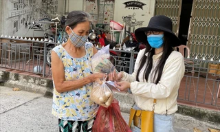 Chị Vũ Thị Vân Anh tham gia vào Tổ COVID cộng đồng đi hỗ trợ các hoàn cảnh khó khăn