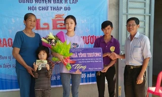 Anh Nguyễn Thế Minh (thứ 2 từ phải sang) trao nhà tình thương cho các hoàn cảnh khó khăn 