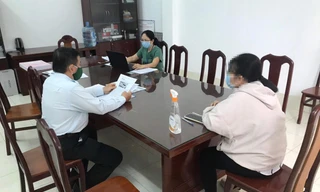 Cơ quan chức năng làm việc với một đối tượng có hành vi đưa tin sai sự thật trên mạng xã hội (bìa phải)