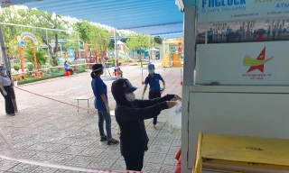 Nhận gạo tại ATM gạo ở phường Thạnh Lộc, quận 12, TPHCM. Ảnh: Công an TPHCM Online