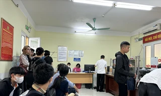 Người dân phải xếp hàng chờ đăng ký xe máy 