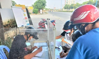 Sau một tuần đặt bàn ngoài đường tuyển dụng, DN chỉ tiếp đón được khoảng 10 người tìm việc. Ảnh: H.C 