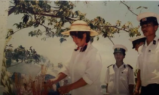 Chị Ngô Hải Yến lần đầu lên khu vực đảo Hòn Hèo thắp hương cho cha và các liệt sĩ tàu C235. ẢNH NHÂN VẬT CUNG CẤP