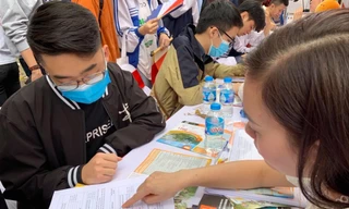 Hôm nay, thí sinh bắt đầu làm hồ sơ đăng ký dự thi tốt nghiệp THPT và xét tuyển ĐH 2021. Ảnh: Diệp An 