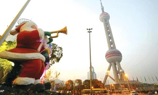 Trang trí nhân lễ Giáng sinh ở gần Tháp truyền hình Thượng Hải