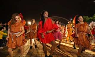 Vũ hội đường phố Đà Nẵng là một trong những hoạt động nghệ thuật sôi nổi về đêm của thành phố bên sông Hàn 