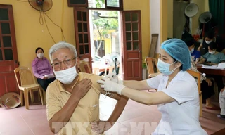 Tiêm vắc-xin phòng COVID-19 liều nhắc lại lần 2 cho người dân tỉnh Hà Nam. Ảnh: TTXVN