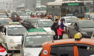 Dịch diễn biến kéo dài, giá xăng dầu tăng cao dẫn đến khó khăn cho tài xế hoạt động taxi 