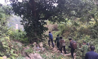 Quân, dân tham gia bảo vệ cột mốc chủ quyền. Ảnh: Duy Chiến