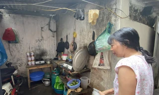 Người nghèo chật vật trong cơn “bão” giá khi nhiều hàng hóa tăng theo giá xăng dầu. Ảnh: Việt Linh