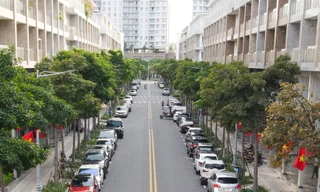 Đỗ ô tô dưới lòng đường trong khu đô thị quận 2, TPHCM. Ảnh: phạm nguyễn