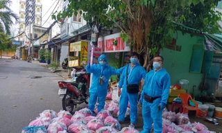 Chu Văn Huân (bìa phải) cùng nhóm chuyển quà đến người dân ở điểm nóng Thủ Đức