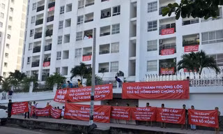 Cư dân chung cư 4S Linh Đông căng băng rôn đòi sổ hồng và nhiều vấn đề khác