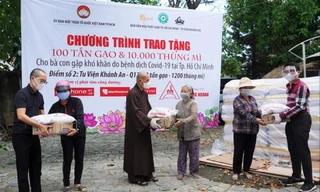 Các vị sư trao tặng gạo và mì cho bà con nghèo tại TPHCM. Ảnh: Tư liệu của Hội Phật giáo TPHCM