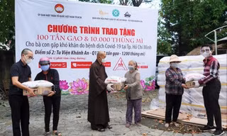 Các vị sư trao tặng gạo và mì cho bà con nghèo tại TPHCM. Ảnh: Tư liệu của Hội Phật giáo TPHCM