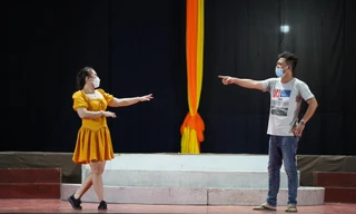 Các nghệ sĩ phải tập dượt đảm bảo 5K với chiếc khẩu trang trên mặt