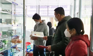 Đoàn kiểm tra liên ngành TP. Đồng Hới kiểm tra một quầy thuốc tây 