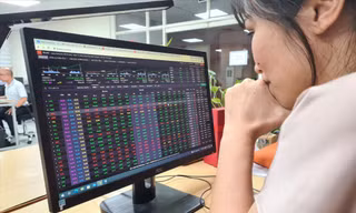 Nhiều nhà đầu tư chứng khoán bị mất tiền bởi những tin đồn thất thiệt về lãnh đạo các tập đoàn lớn. Ảnh: Hữu Việt 