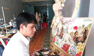 Chàng trai Êđê vẽ tranh trên nền xơ mướp 