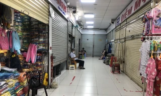 Tại chợ An Đông (quận 5), nhiều tiểu thương đóng sạp, sang quầy (ảnh chụp trưa 5/4)