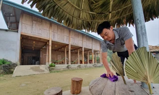 Các chủ homestay ở Vân Hồ (Sơn La) đang dọn dẹp phòng ốc chuẩn bị đón khách. Ảnh: Đức Anh