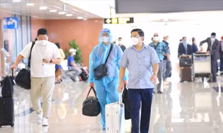Khách từ TPHCM ra Hà Nội trên chuyến bay thương mại thường lệ vừa được nối lại hàng ngày. Ảnh: Trọng Tài 