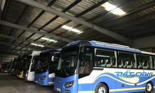 Bãi xe của nhà xe khách Đất Cảng (Hải Phòng) với nhiều xe nằm im. Ảnh: Thanh Hải