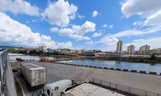 Cầu phao tại Cảng cạn ICD Thành Đạt, TP Móng Cái, nơi diễn ra các hoạt động XNK hàng hóa nông sản