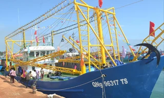 Tàu vỏ thép trị giá 10,4 tỷ đồng được giao cho Nghiệp đoàn An Vĩnh để ra khơi bám biển, hiện do ngư dân tỉnh khác thuê. Ảnh: PV 