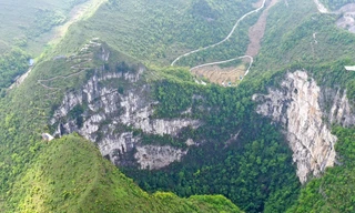 Hố sụt khổng lồ ở Quảng Tây, miền nam Trung Quốc