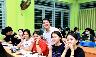 Thầy giáo trẻ ở Bình Dương dạy miễn phí cho trẻ em nghèo