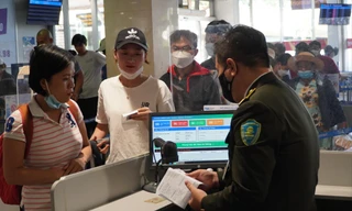 Hành khách kiểm tra an ninh tại sân bay Tân Sơn Nhất. Ảnh: Hữu huy