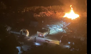 Khói độc hằng đêm dưới chân cầu Thanh Trì