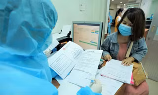 Người dân đi khám bệnh hậu COVID-19. Ảnh: Phạm Nguyễn 