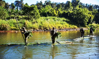 Lực lượng chức năng tuần tra tại các lối mòn huyện Bù Gia Mập, tỉnh Bình Phước