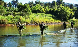 Lực lượng chức năng tuần tra tại các lối mòn huyện Bù Gia Mập, tỉnh Bình Phước