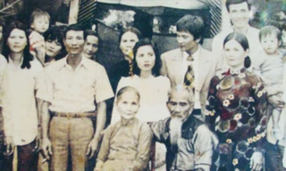 Võ sĩ Bảo Truy Phong cùng vợ và gia đình, con cháu. Ảnh tư liệu 