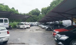 Bãi xe lậu trong Công viên Thống Nhất, nơi được quy hoạch làm bãi xe ngầm 