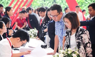 Một số ngân hàng ở TPHCM chỉ cho người có nhu cầu thực về nhà ở vay vốn (người dân giao dịch BĐS). Ảnh: Quế Sơn