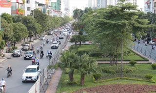 Dải phân cách phố Liễu Giai dựng rào, chuẩn bị xén 1 phần để mở rộng đường. Ảnh: T.Đảng 