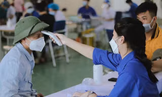 Thanh niên tình nguyện hỗ trợ lực lượng y tế truy vết, lấy mẫu xét nghiệm cho bà con thôn Bạch Trữ